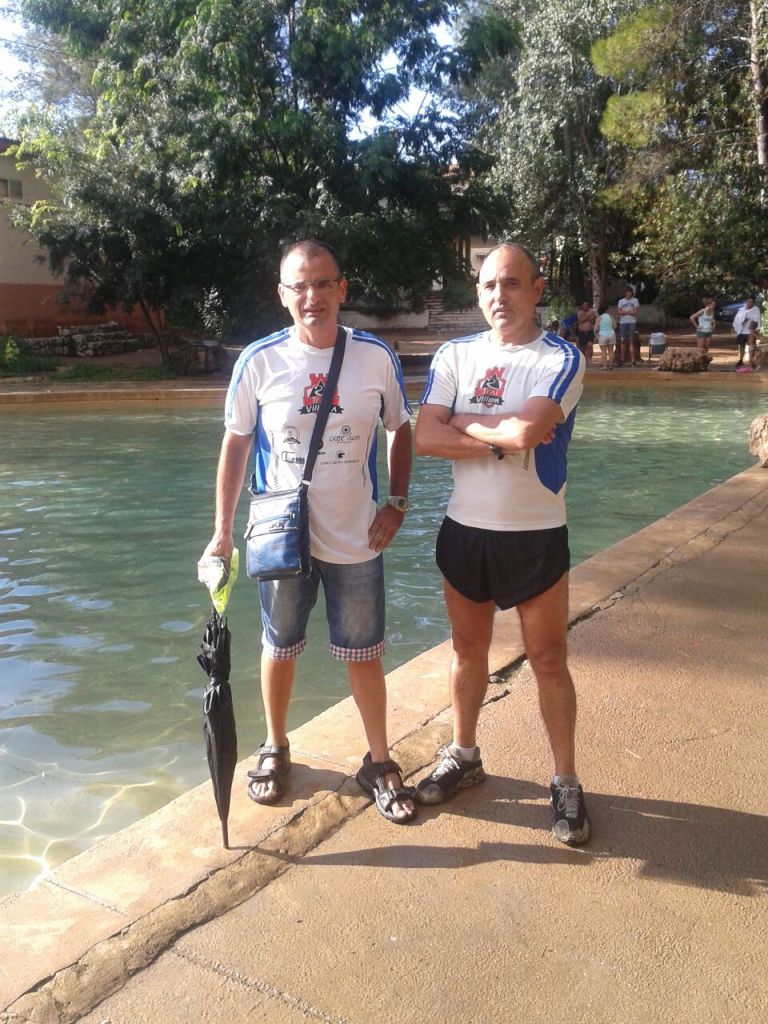 Los hermanos Vicente y Ángel Sánchez junto a la albufera de Anna