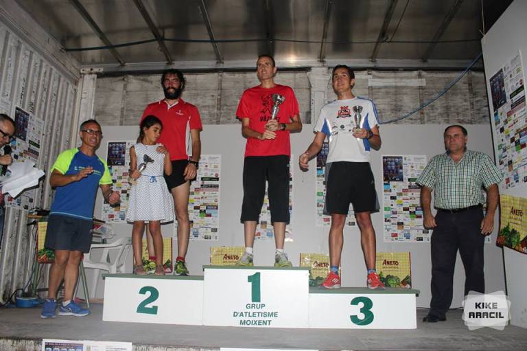 Iván Berbegal en el pódium recogiendo el trofeo de tercer clasificado