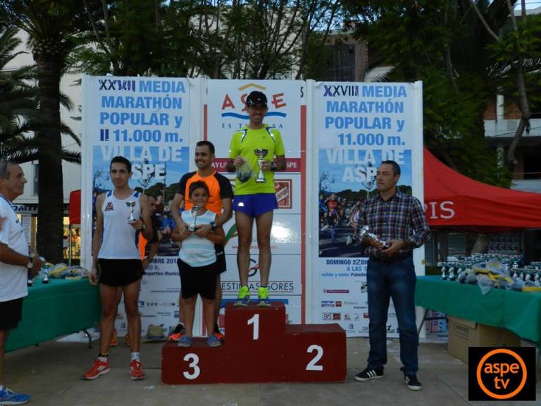 Iván recibiendo el trofeo de cuarto clasificado
