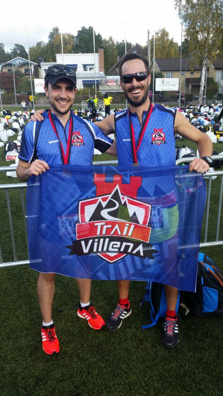 Adrián y Rober con sus medallas tras concluir la carrera