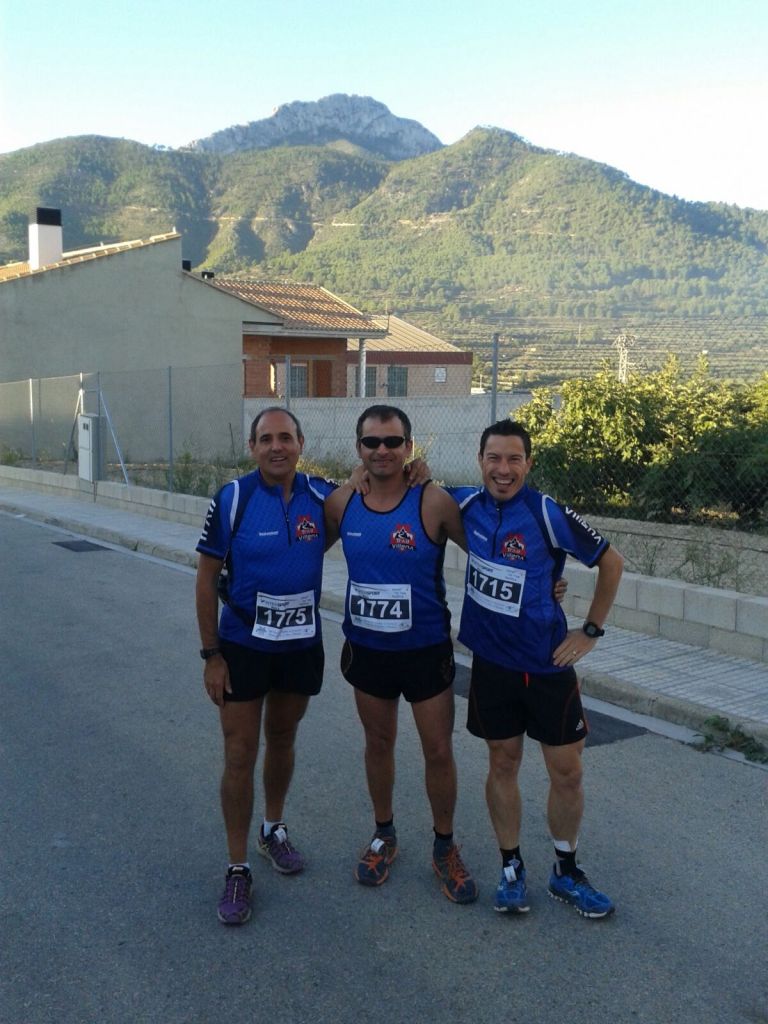 Los hermanos Ángel y Vicente junto con Ángel Alberto, antes de iniciarse la carrera
