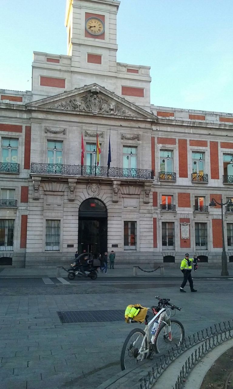 La bicicleta de Raimundo en la Puerta del Sol en Madrid justo a punto de comenzar el reto