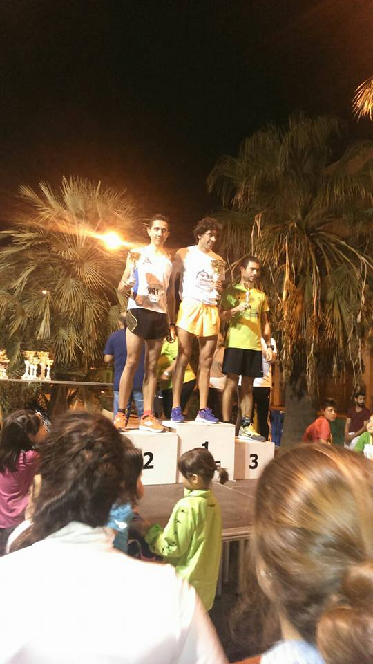 Iván en el pódium recogiendo el trofeo de segundo clasificado