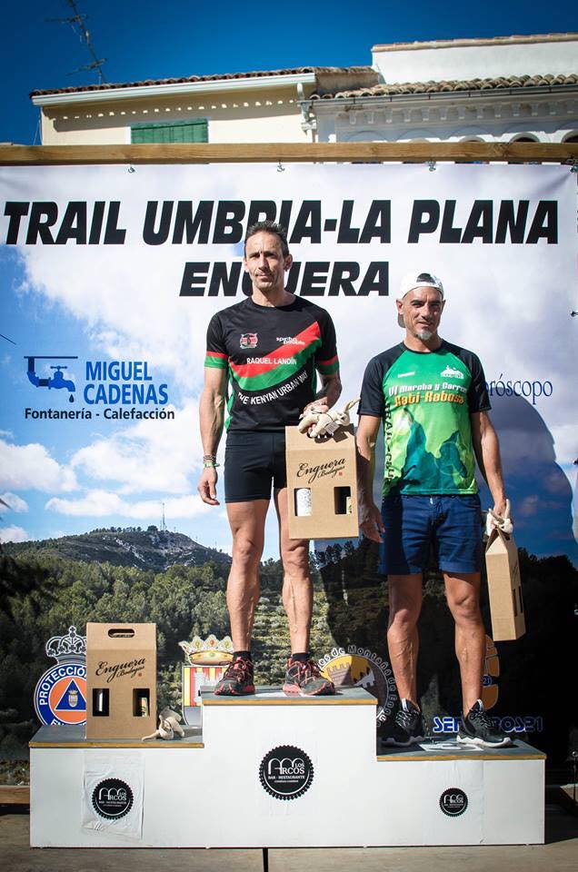 Juan José Malpica recibiendo el trofeo de tercer clasificado de su categoría