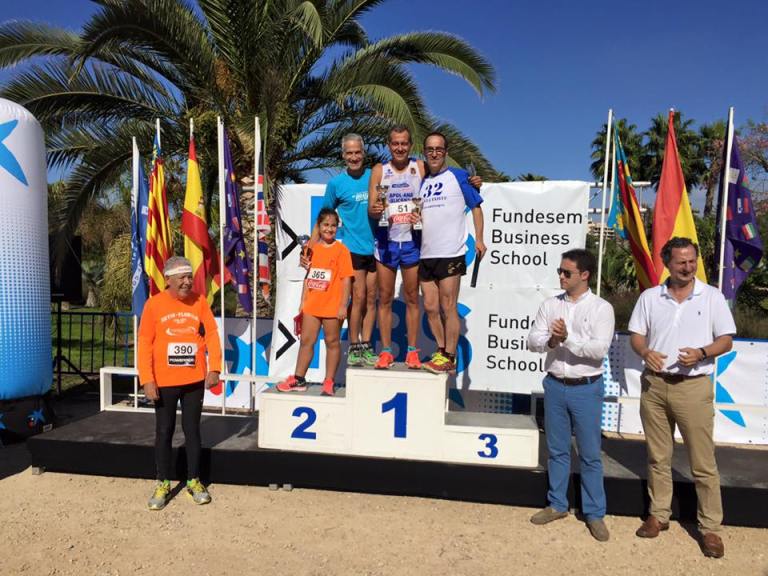 Ángel Granizo recibiendo el trofeo de tercer clasificado de su categoría