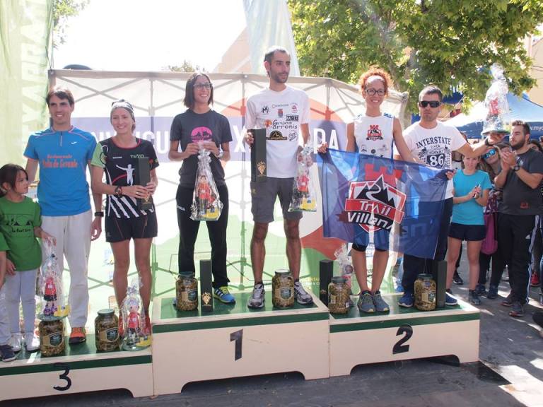Eva recogiendo el trofeo de segunda clasificada