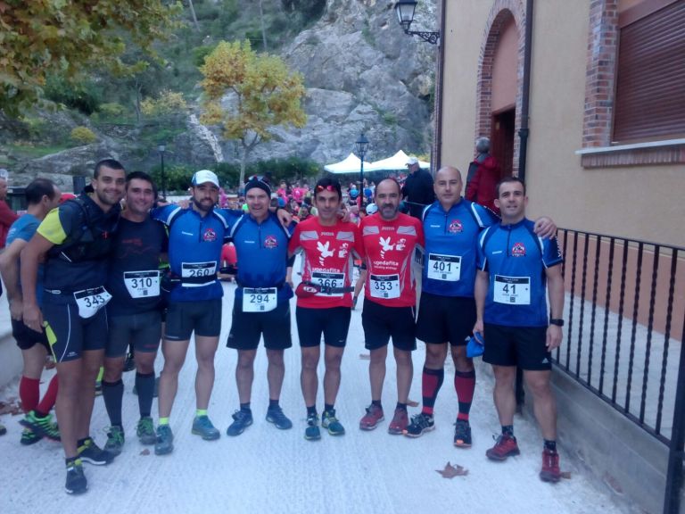 Componentes de Trail Villena con amigos del Club Atletismo Promesas Villena, antes de darse la salida