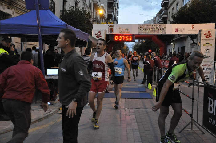 José Ortega de azul en la foto tras cruzar la línea de meta