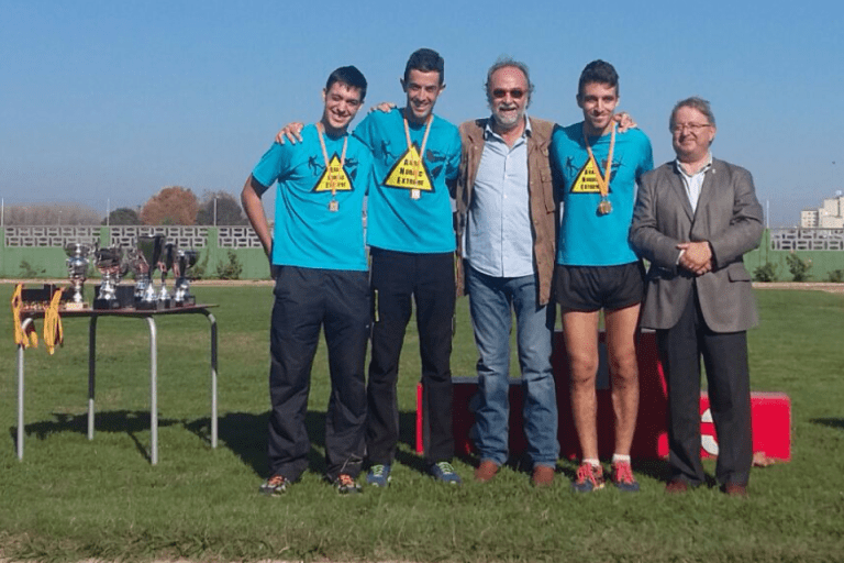 Juan Navalón, segundo por la izquierda en la foto, recogiendo el trofeo de vencedores
