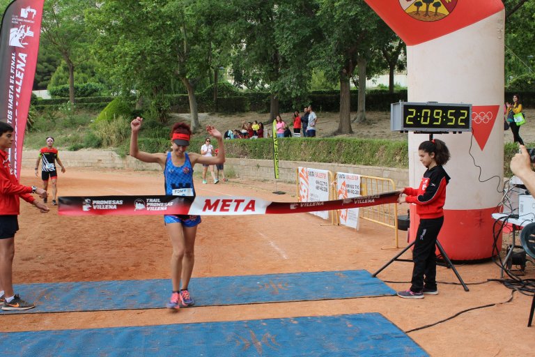 Eva cruzando línea de meta