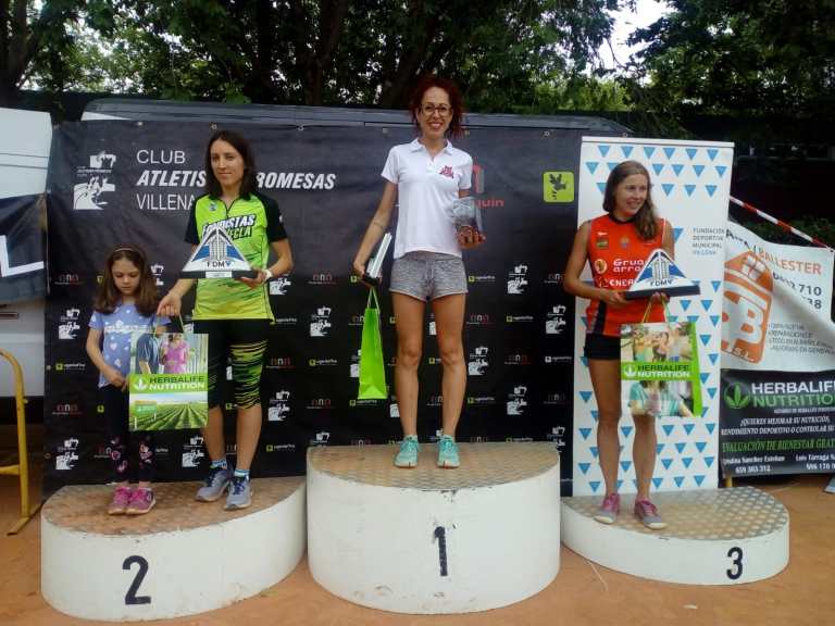 Eva recibiendo trofeo de primera clasificada