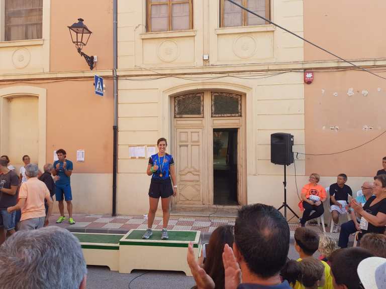 Lluna en el podio como vencedora